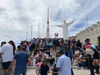 Observación del eclipse en Cerro de las Noas. (EL SIGLO DE TORREÓN)