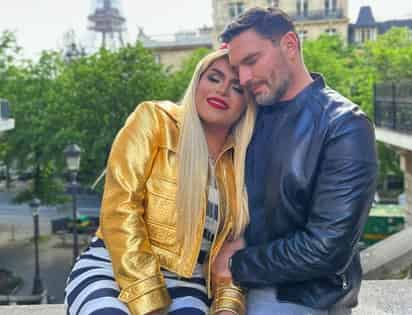 Wendy Guevara y Julián Gil presumen su viaje a la Torre Eiffel