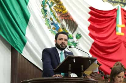 En la Tribuna del Congreso del Estado, el diputado Alberto Hurtado, propuso un proyecto de decreto para que se adicione un párrafo al artículo 109 de la Constitución Política del Estado de Coahuila, con la finalidad de otorgarle becas universales a las y los hijos de quienes forman parte de las corporaciones de seguridad del Estado.