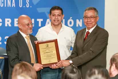 La ceremonia de entrega de la placa contó con la presencia del Dr. Jesús Hernández Tinoco, presidente del COMAEM, y el Rector de la UAdeC, Octavio Pimentel Martínez. (PENÉLOPE CUETO)