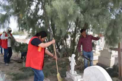 jornada de limpieza en el panteón de San Pedro. (MARÍA DE JESÚS VÁZQUEZ)