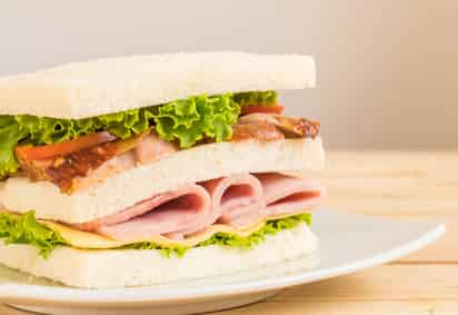 Qué pasa si cenas sándwich de jamón con frecuencia