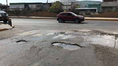 Reportan fuga de agua potable sobre el bulevar Revolución