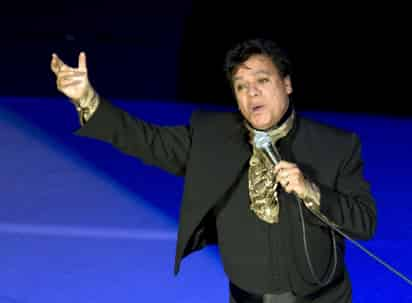 ARCHIVO - El cantautor mexicano Juan Gabriel durante su presentación en el Auditorio Nacional de la Ciudad de México el 10 de abril de 2015. La grabación de Juan Gabriel de 'Amor eterno' de 1990 será incorporada al Registro Nacional de Grabaciones de la Biblioteca del Congreso se anunció el martes 16 de abril de 2024. (Foto AP/Rebecca Blackwell, archivo)


