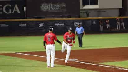 Piratas de Campeche se llevan  una victoria por 9-4 sobre los campeones Pericos de Puebla. (CORTESÍA)