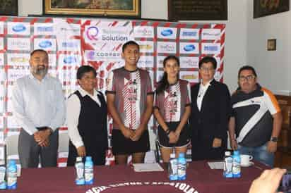 En la conferencia de prensa celebrada en las instalaciones de la institución educativa, se presentaron las playeras. (EL SIGLO DE TORREÓN)