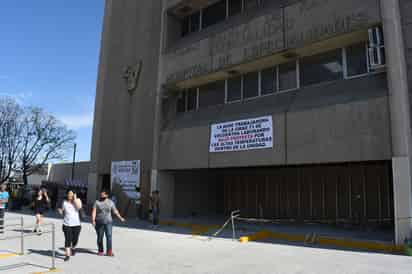 Familiares de pacientes internados señalaron que no hay aparatos de aire en funcionamiento dentro de la clínica, 'estamos en el cuarto piso y el calor es insoportable', denuncian. (EL SIGLO DE TORREÓN)