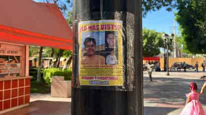 Hombres y mujeres del grupo recorrieron la Plaza de Armas y posteriormente el Mercado, con los volantes con las fichas de búsqueda de sus familiares no localizados. (GUADALUPE MIRANDA)