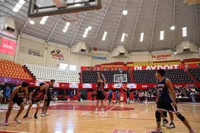 Las canastas del Auditorio Municipal de Torreón volvieron a moverse en una segunda edición del Torneo de Tercias de El Siglo de Torreón que celebró su inicio el sábado y continúa hoy domingo. (Foto: Verónica Rivera)