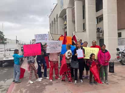 Miembros de antorcha campesina protestaron frente al palacio de gobierno municipal en Monclova. (SERGIO A. RODRÍGUEZ)