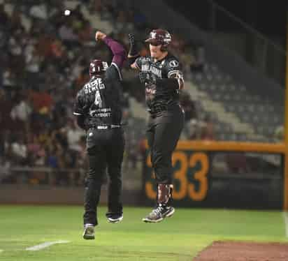 Nick Torres apareció para detonar su tercer bambinazo de la temporada, un obús por el bosque de la derecha que desató el júbilo en las gradas y decretó el empate en la pizarra, a base de garrotazos de los laguneros. (Fotos: Ramón Sotomayor)