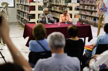 La mesa fue presidida por el maestro Juan Antonio García Villa y Nadia Contreras (EL SIGLO DE TORREÓN / ENRIQUE CASTRUITA)