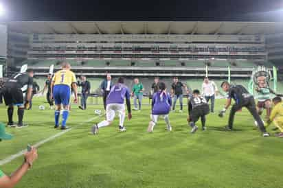 Todos los presentes e invitados de honor a la ceremonia inaugural del torneo Copa Santos Peñoles en su XII edición, dieron la patada inaugural, fungiendo como cancerberos los propios arqueros de la categoría de discapacidad intelectual. (Fotos: Ramón Sotomayor)