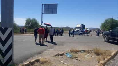 Trabajadores que se mantienen en huelga, bloquearon la carretera Cuencamé - Gómez Palacio como parte de su inconformidad. (EL SIGLO DE TORREÓN)