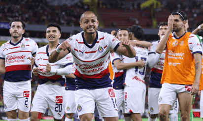 'Chicharito' Hernández se engancha y le responde a narrador: 'será una noche muy dura para ti'