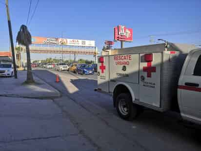 La Cruz Roja también se presentó en el lugar para revisar al conductor del taxi.