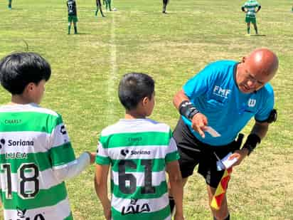 El árbitro asistente Germán Millán, checa credencial y número de los jugadores, que ingresaron como relevos en la categoría 2011, por parte del Centro de Formación (CEFOR) Santos Lala Blanco que cayó 2-0 ante Santos Saltillo.