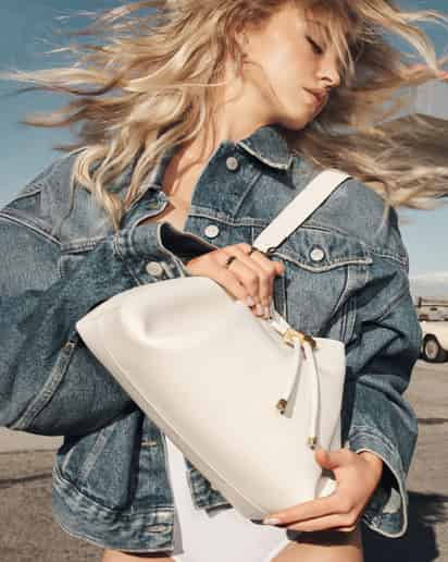 Sydney Sweeney protagoniza campaña de verano de Jimmy Choo