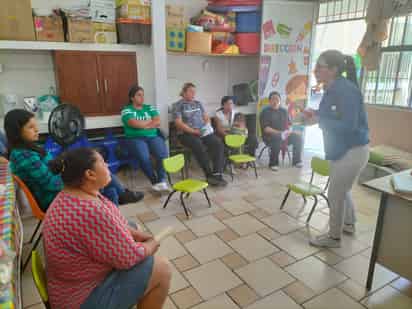 Instituto de Personas con Discapacidad dan plática a padres de familia para el desarrollo del menor