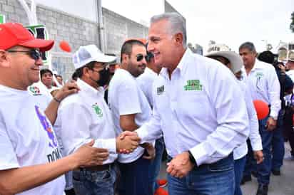 Dialoga Román Cepeda con  habitantes del sector Centro