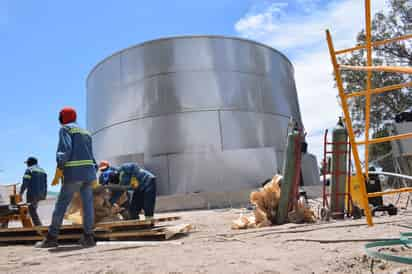 Construcción del tanque de almacenamiento que se coloca en la colonia Lázaro Cárdenas del municipio de San Pedro. (MARÍA DE JESÚS VÁZQUEZ)