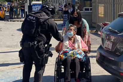 En conmemoración del Día de las Madres, el Grupo de Reacción Torreón (GRT) llevó a cabo una emotiva entrega de rosas en el Hospital General y dos clínicas del IMSS, así como en varios mercados de la ciudad, en un gesto de reconocimiento y cariño hacia todas las madres que se encontraban trabajando o recibiendo atención en dichos lugares.