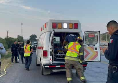 Paramédicos suben a la ambulancia al hombre lesionado. (EL SIGLO DE TORREÓN)