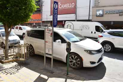 Quienes no acuden con frecuencia al Centro ven los letreros de los parquímetros virtuales y buscan los negocios acreditados para hacer el pago, pese a que este sistema todavía no está en funcionamiento.