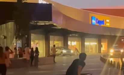 Camioneta tipo Suv pierde el control y se metió a una tienda del centro comercial Paseo Monclova. (SERGIO A. RODRÍGUEZ)