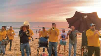 Banda sinaloense en playa de Mazatlán. Imagen: X