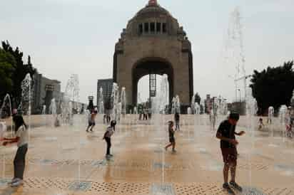 El reciente y persistente calor que ha afectado a diversas regiones de México ha suscitado preocupaciones acerca de la salud y bienestar de los estudiantes dentro de las aulas.