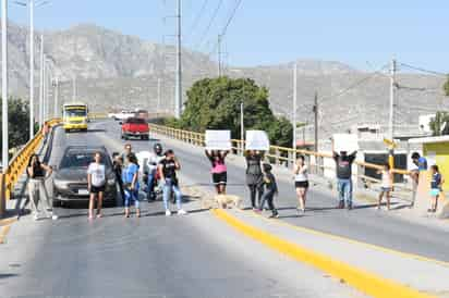 Los intensos rayos del sol no fueron impedimento; los inconformes bloquearon ambos carriles del bulevar Rodríguez Triana, provocando un caos vial.  (Fernando Compeán)