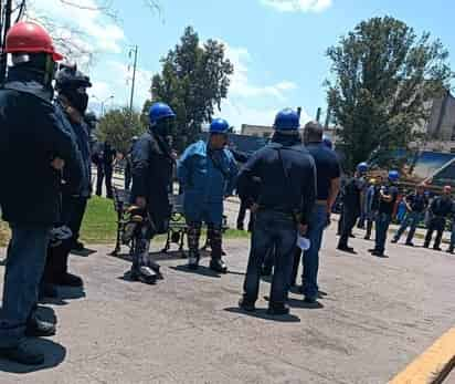 Trabajadores de la empresa Tupy Saltillo iniciaron un paro de labores. (ISABEL AMPUDIA)