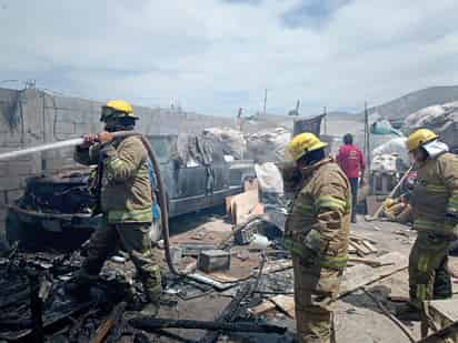 Se incendia negocio de compra y venta de material para reciclaje en Lerdo