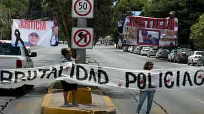 Familiares de Martín Alexis Briseño Muñiz y José Francisco Martínez Walker, se manifestaron y cerraron uno de los principales bulevares de Saltillo. (EL SIGLO DE TORREÓN)