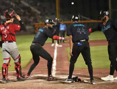 Jonathan Villar negoció base por bolas para que se anotara 'de caballito' la carrera del despegue, seguida por un wild pitch con la que los Guindas anotaron la que al final haría la diferencia en el score.