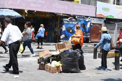 En plena ola de calor, las calles de Torreón están repletas de basura