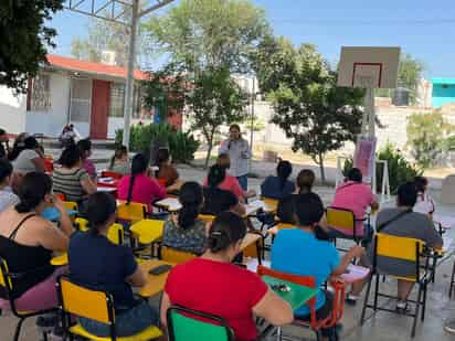 El Instituto Municipal de la Mujer (IMM) de Lerdo visitó la Escuela Primaria 16 de Septiembre, ubicada en la comunidad de Las Cuevas, para brindar una serie de charlas informativas dirigidas a 80 madres de familia. El objetivo principal fue abordar la problemática de la violencia, sus diferentes tipos y el ciclo que perpetúa este fenómeno en la sociedad.