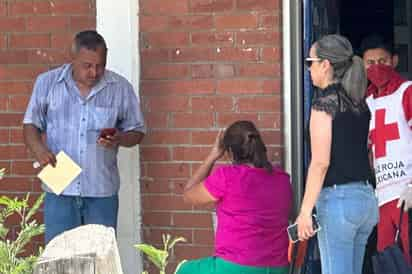 Tres niños, una maestra y un intendente perdieron el conocimiento en diferentes hechos durante la mañana de este miércoles en la escuela primaria Cuauhtémoc, debido a las altas temperaturas que azotan Monclova.