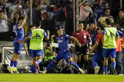 El futbolista lagunero, Uriel Antuna, fue el encargado de abrir el marcador tras hacer gol de un penal señalado por el árbitro Fernando Hernández luego de una falta cometida del portero de las Águilas, Luis Ángel Malagón (AP)