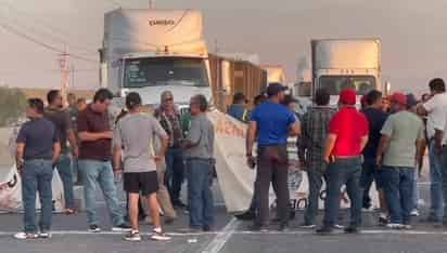 Bloquean obreros de AHMSA carretera 57