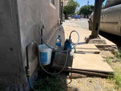  En este sector de Torreón solamente hay algo de presión en las tuberías de agua por la madrugada.