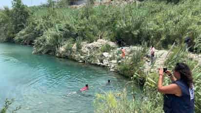 Venero de agua refresca a monclovenses