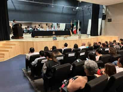 Facultad de Medicina recibe colección de libros de Medicina y Pediatría del doctor Ricardo Del Río