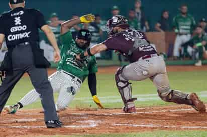 Dean Nevárez puso out en home a Abraham Almonte tras un gran tiro de Nick Torres desde el jardín derecho, para mantener intacta la ventaja del Unión Laguna, que suma 5 victorias al hilo sobre Tabasco.