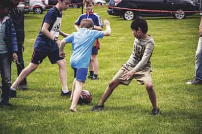 En la etapa presocial, los niños se inician en juegos estructurados para los cuales se requieren otros jugadores. Imagen: Unsplash/ David Vilches