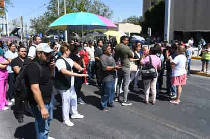 El bloqueo de la vialidad, que duró alrededor de 45 minutos, generó caos vehicular y molestia entre algunos conductores.