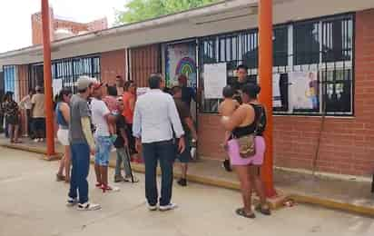 Fila para votar en Acuña. 