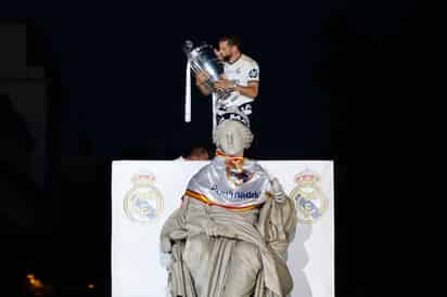 El capitán del equipo más ganador de la historia en la Copa de Europa, el defensor Nacho, besó la codiciada copa 'Orejona', junto a la Diosa Cibeles, ataviada con bandera y bufanda del Real Madrid, en una nueva celebración del equipo Blanco, en el lugar predilecto para festejar junto a los aficionados, sus numerosos logros deportivos.