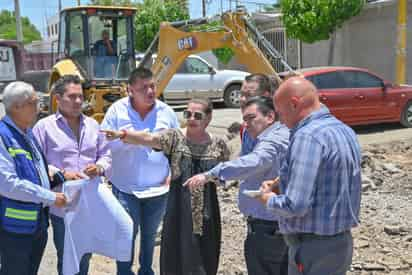 Leticia Herrera, alcaldesa de Gómez Palacio, supervisa trabajos de pavimento